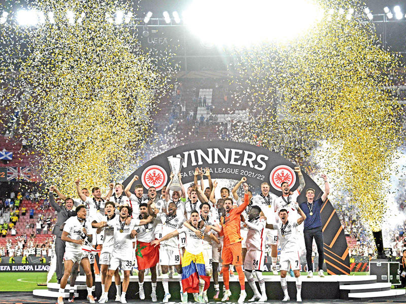 جانب من مراسم تتويج إينتراخت فرانكفورت