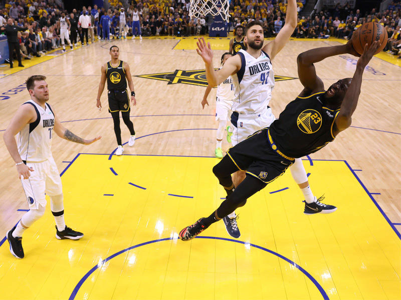 غرين نجم ووريرز في محاولة امام دالاس