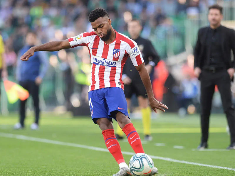  توماس ليمار ويظهر في الخلف مدرب أتلتيكو مدريد دييغو سيميوني