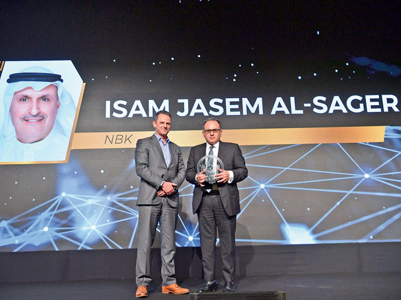 المدير العام لبنك الكويت الوطني - دبي عبدالله عشا يتسلم الجائزة