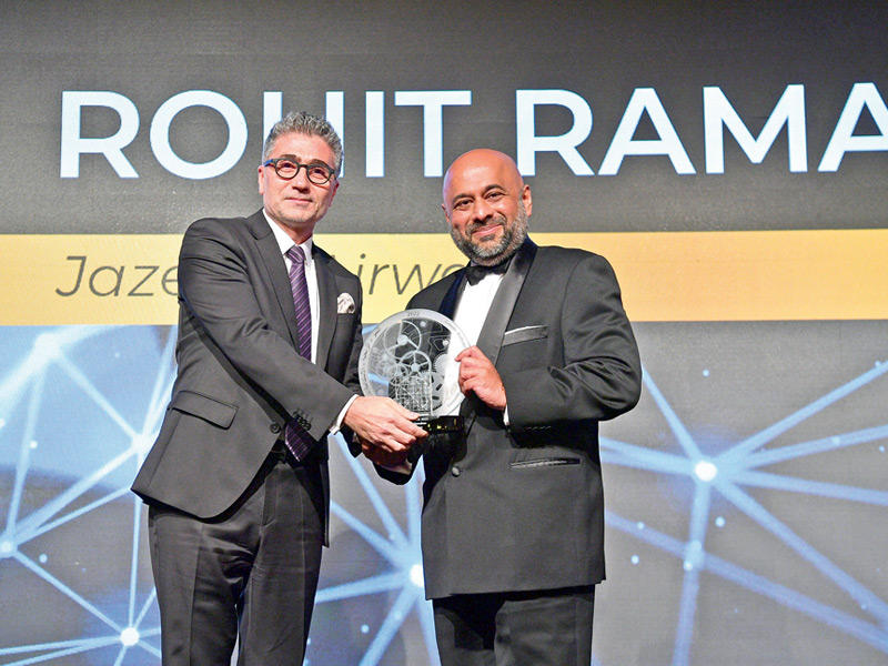 الرئيس التنفيذي لشركة طيران الجزيرة، روهيت راماشاندران يتسلم الجائزة