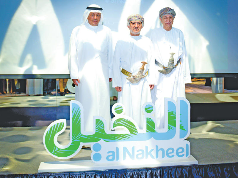 من اليمين: مرتضى سلطان وسالم المحروقي وخالد المشعان