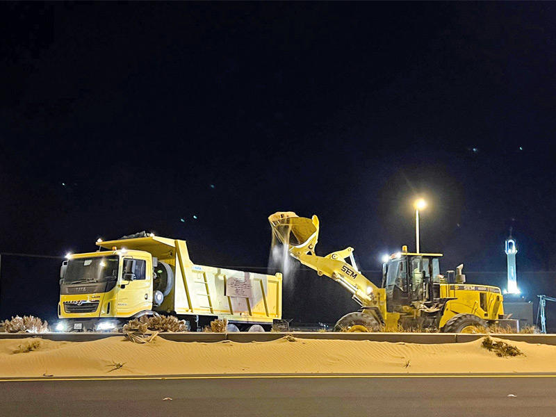 عمليات إزالة الرمال من الطرق السريعة 