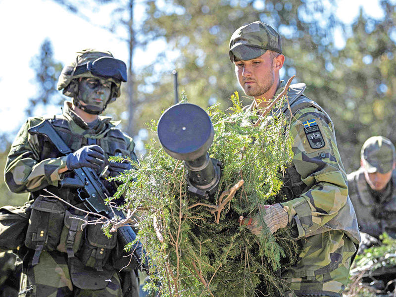 جندي سويدي خلال تدريبات في غوتلاند        (أ ف ب)