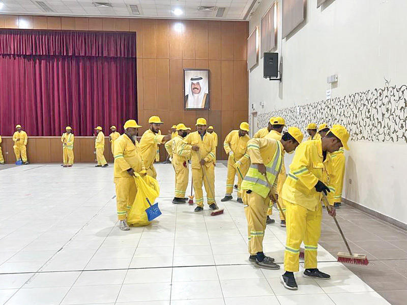 تنظيف احد المدارس استعدادا للانتخابات 