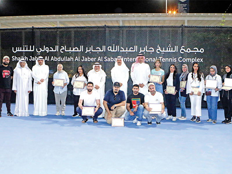 رئيس الاتحادين العربي والكويتي للتنس  الشيخ أحمد الجابر يتوسط الفائزين 