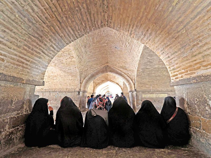 إيرانيات تحت جسر خاجة في أصفهان (إ ف ب )