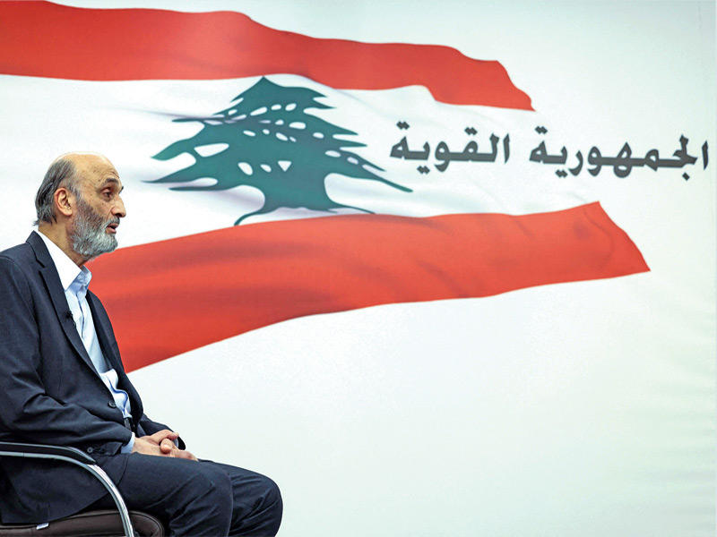  رئيس حزب القوات اللبنانية سمير جعجع خلال مقابلة مع وكالة «فرانس برس» في معراب (أ ف ب) 