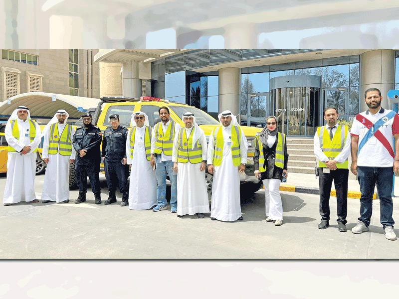 ممثلو «الدفاع المدني» يتوسطون مسؤولي «زين» خلال عملية الإخلاء