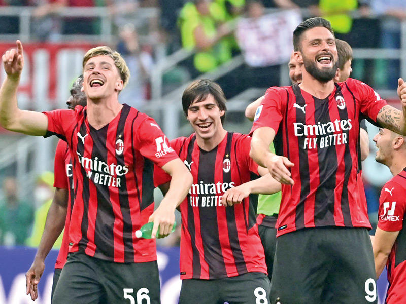 لاعبو ميلان خلال مباراة سابقة