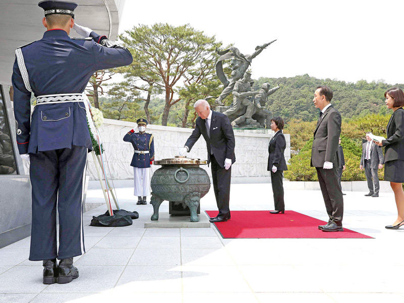  الرئيس الأميركي جو بايدن يكرم قتلى الحرب الكورية في المقبرة الوطنية في سيول أمس (أ ف ب)  