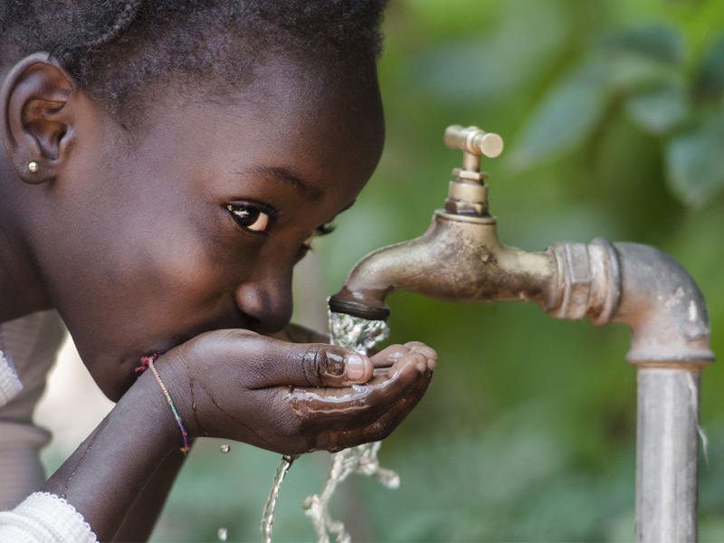 أحد الاطفال يشرب من صنبور المياه