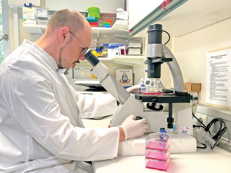 رئيس معهد الأحياء بالقوات المسلحة الألمانية في مختبره بميونيخ بعد اكتشاف أول إصابة بـ «جدري القرود» (رويترز)