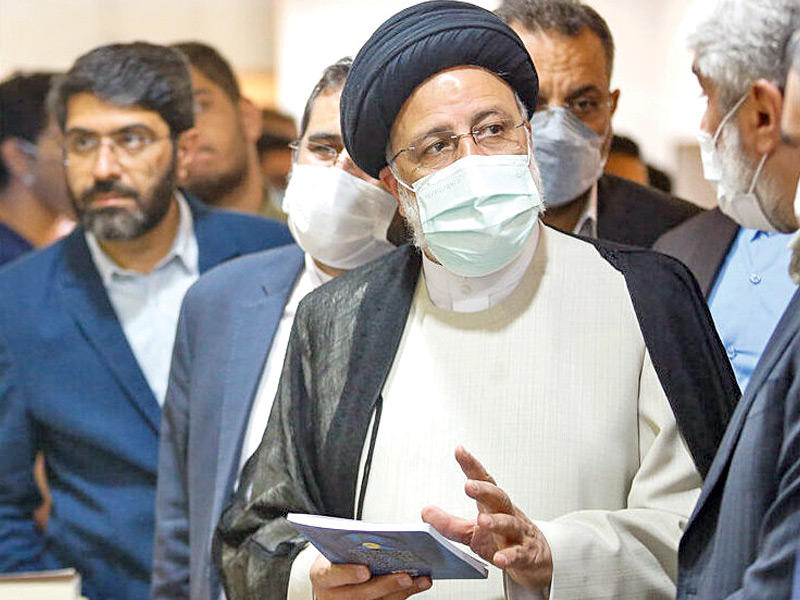 رئيسي في معرض الكتاب بطهران (إرنا)