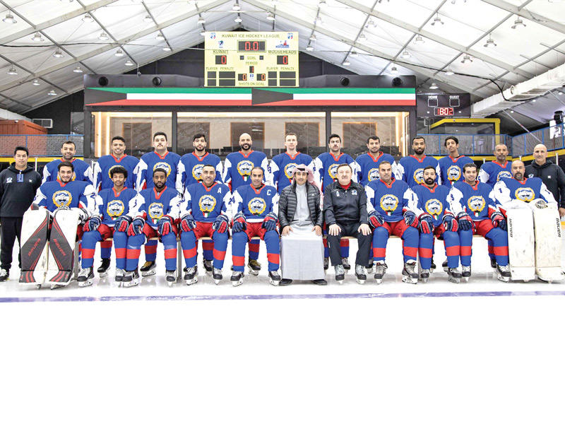 رئيس النادي فهيد العجمي يتوسط منتخب الهوكي