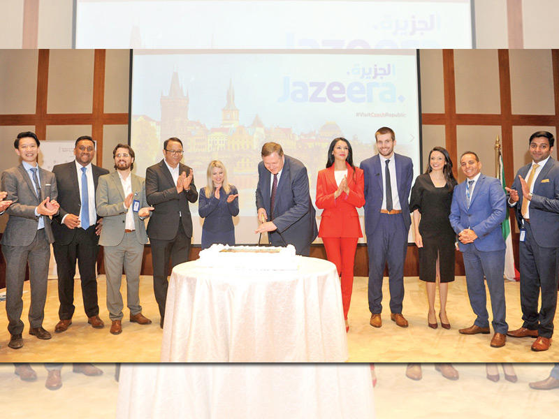  السفير التشيكي مع فريق «الجزيرة» وهيئة السياحة