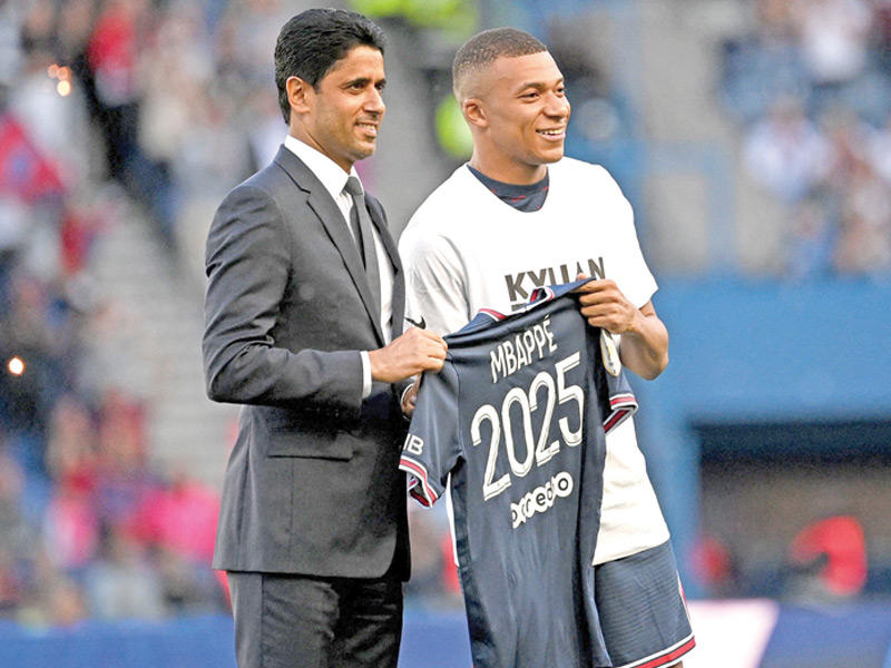  المهاجم الدولي كيليان مبابي والرئيس القطري لنادي باريس سان جرمان الفرنسي ناصر الخليفي