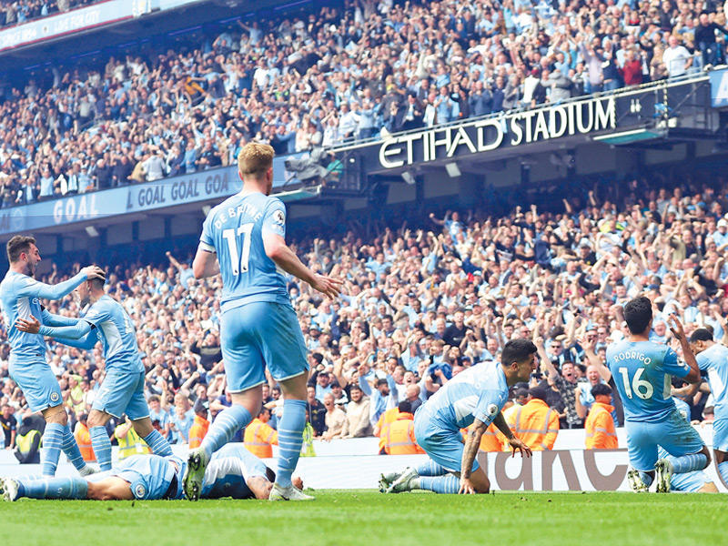 لاعبو مانشستر سيتي يحتفلون بهدف البطولة