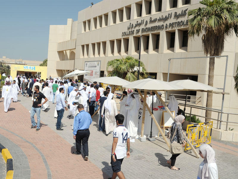 تواجد طلابي في ساحة كلية الهندسة والبترول 