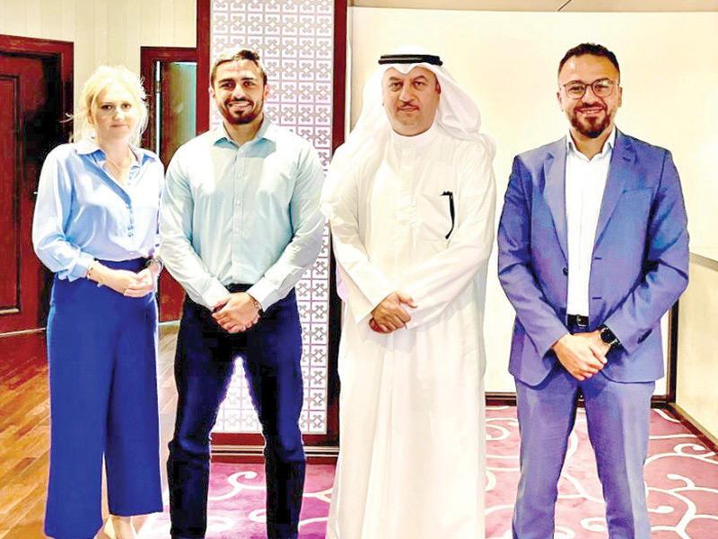 رئيس مجلس الإدارة م. بدر المبارك في لقطة جماعية