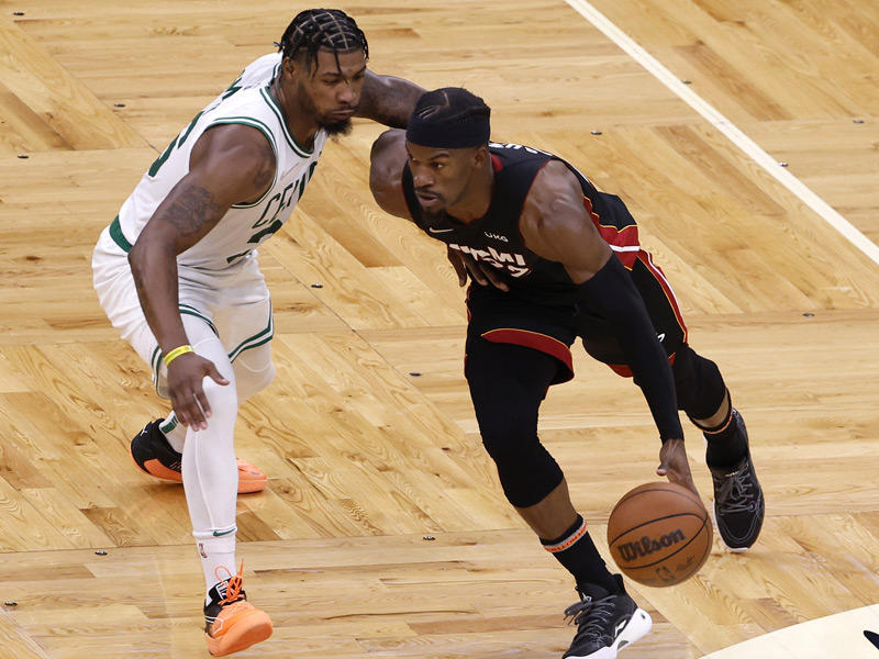 نجم نادي ميامي هيت الاعب جيمي بتلر يراوغ لاعب بوسطن سلتكس ماركوس سمارت