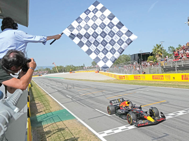 سائق ريد بول الهولندي ماكس فيرستابن لحظة عبوره خط النهاية