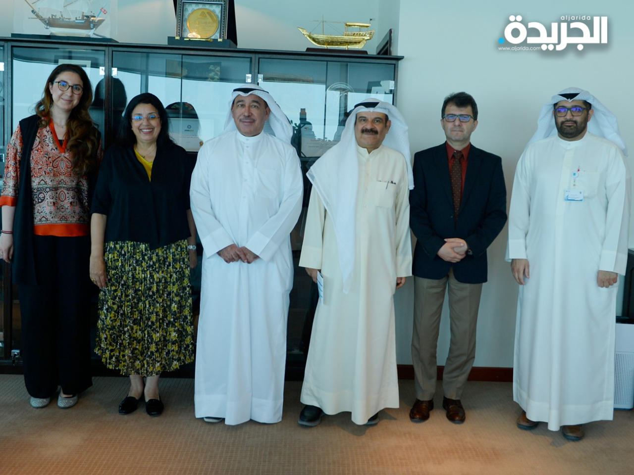 د. مانع السديراوي ود. نادر العوضي يتوسطان وفد الوكالة