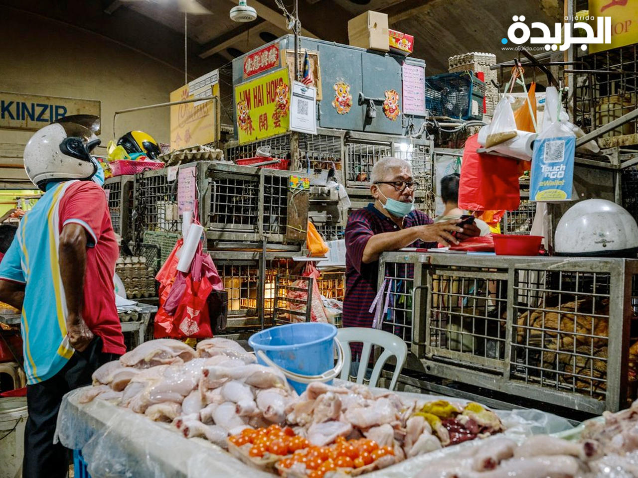 كشك للدواجن في أحد الأسواق في كوالالمبور