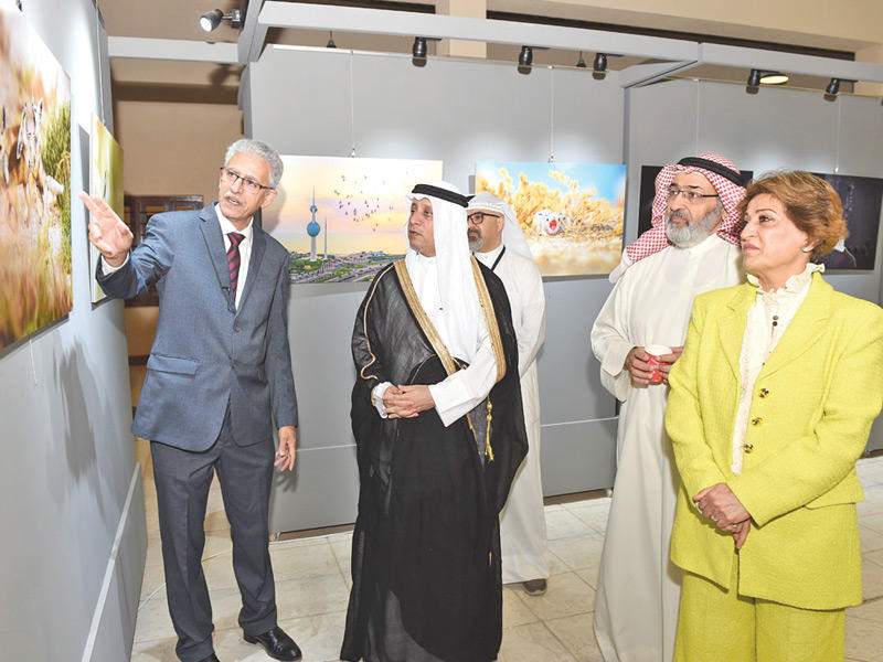 الأمين العام المساعد لقطاع الفنون بالمجلس الوطني للثقافة والفنون والآداب د. بدر الدويش أثناء الجولة 