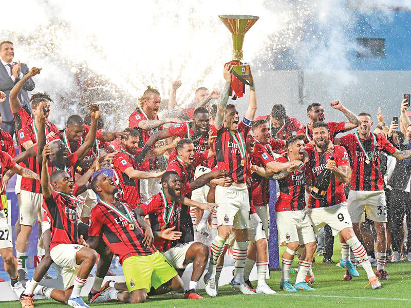 جانب من مراسم تتويج ميلان بالدوري الإيطالي