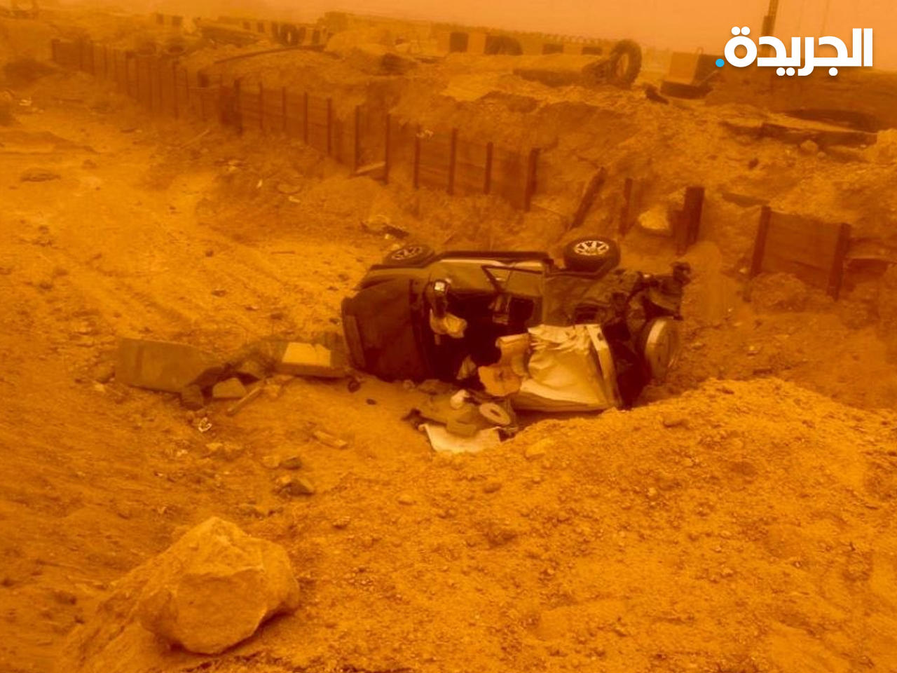 إصابة مواطن بجروح بليغة إثر سقوط مركبته في حفرة