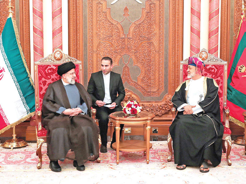 سلطان عُمان هيثم بن سعيد متحدثاً إلى الرئيس الإيراني إبراهيم رئيسي خلال استقباله في قصر العلم بمسقط  اليوم(رويترز)