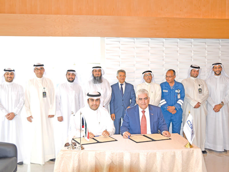 لقطة جماعية أثناء توقيع المذكرة