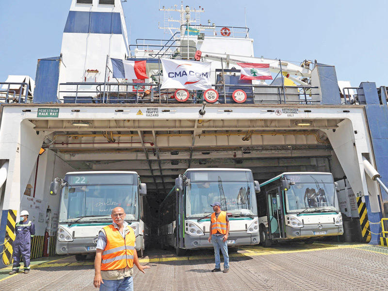 دفعة من حافلات للنقل العام تبرعت بها فرنسا للبنان تصل إلى بيروت أمس  (أ ف ب)