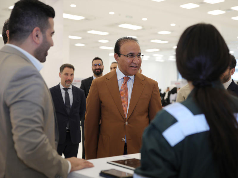 فهد العثمان خلال جولة في المعرض