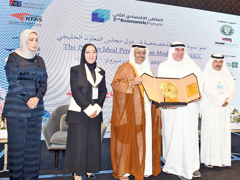 وزير التجارة والصناعة فهد الشريعان يكرم  مدير دائرة الاتصال المؤسسي والعلاقات العامة بالتكليف خالد البستان