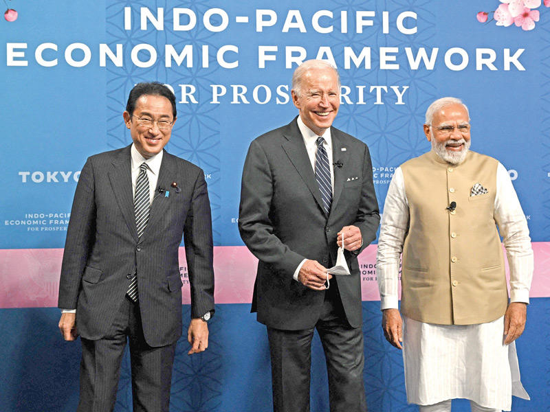 رئيس الوزراء الهندي ناريندرا مودي والرئيس الأميركي جو بايدن ورئيس الوزراء الياباني، فوميو كيشيدا في طوكيو أمس (أ ف ب)