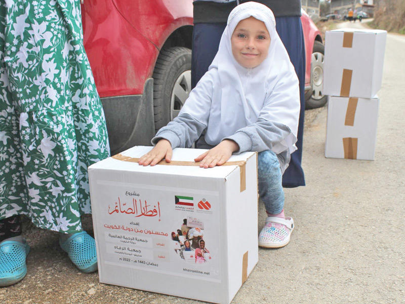 جانب من توزيع السلل الغذائية 