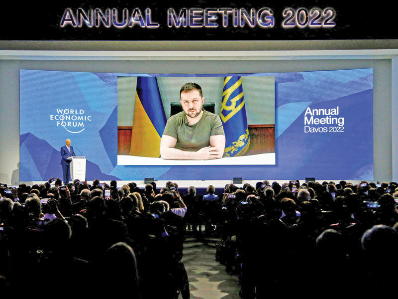 الرئيس الأوكراني فولوديمير زيلينسكي متحدّثاً عبر الفيديو خلال منتدى دافوس أمس (رويترز)