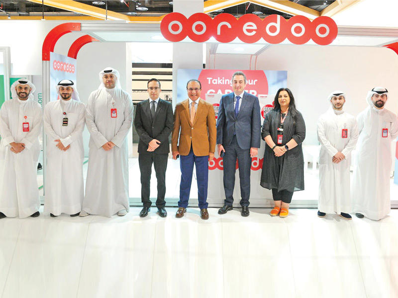 رئيس قطاع الموارد البشرية والخدمات الادارية لدى Ooredoo الكويت - عمر البسام ورئيس مجلس أمناء جامعة الشرق الأوســــط الأميركية (AUM) د. فهد إبراهيم العثمان والبشيّر مع فريق العمل