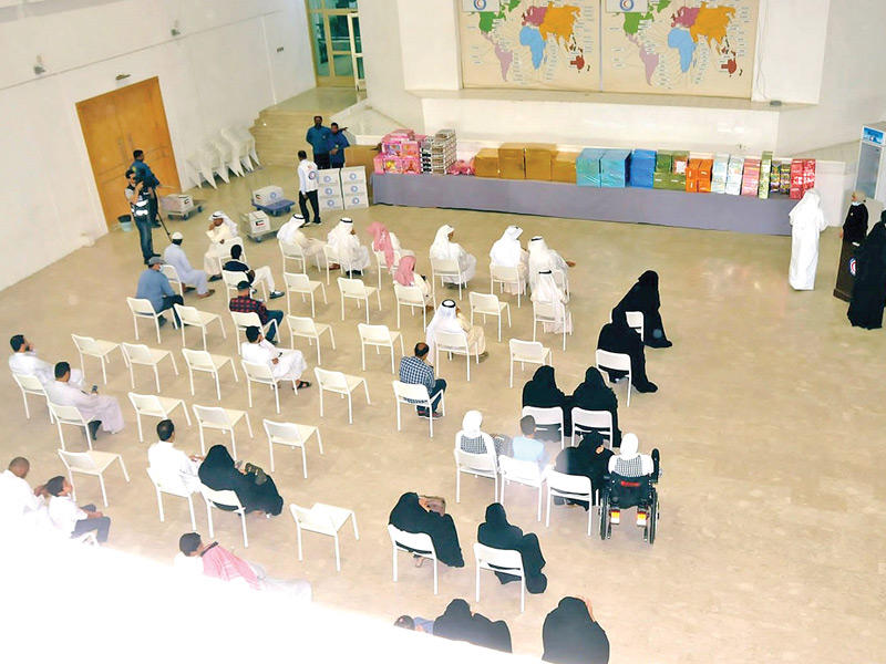 جانب من توزيع المساعدات