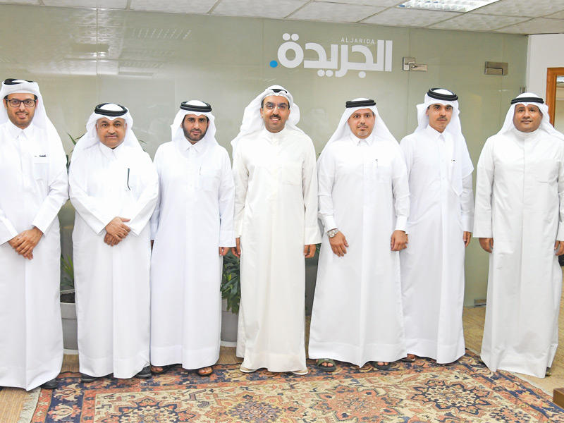 رئيس التحرير الزميل خالد هلال المطيري متوسطاً الوفد القطري خلال زيارته الجريدة. أمس بحضور نائب رئيس التحرير الزميل ناصر العتيبي
