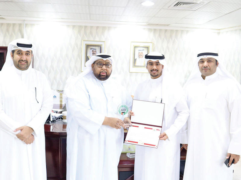 تسليم الشيك إلى بيت الزكاة