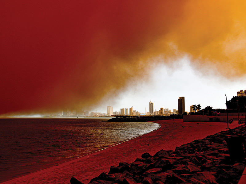 الغبار يبسط عباءته على شاطئ الخليج ليغطي ما تبقى من ضوء نفق العاصفة الرملية التي ضربت البلاد أمس (تصوير: نوفل إبراهيم) 