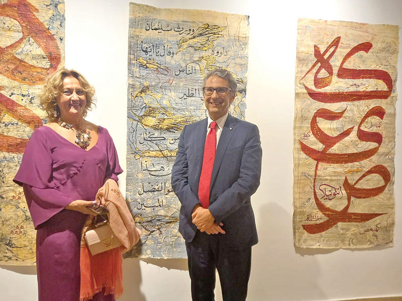 السفير الإيطالي مع إنتونيلا ليوني