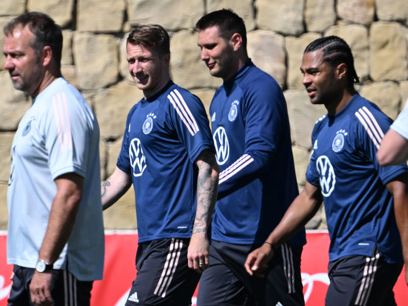 مدرب ألمانيا هانسي فليك وماركو رويس ونيكلاس سويل وسيرج جنابري أثناء جلسة تدريبية كجزء من الاستعدادات لدوري الأمم الأوروبية  (DPA)