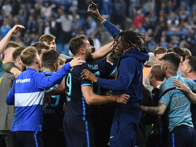 لاعبو هيرتا برلين وفريقه الفني يحتفلون بالفوز وضمان البقاء في الدرجة الأولى من الدوري الألماني (رويترز)