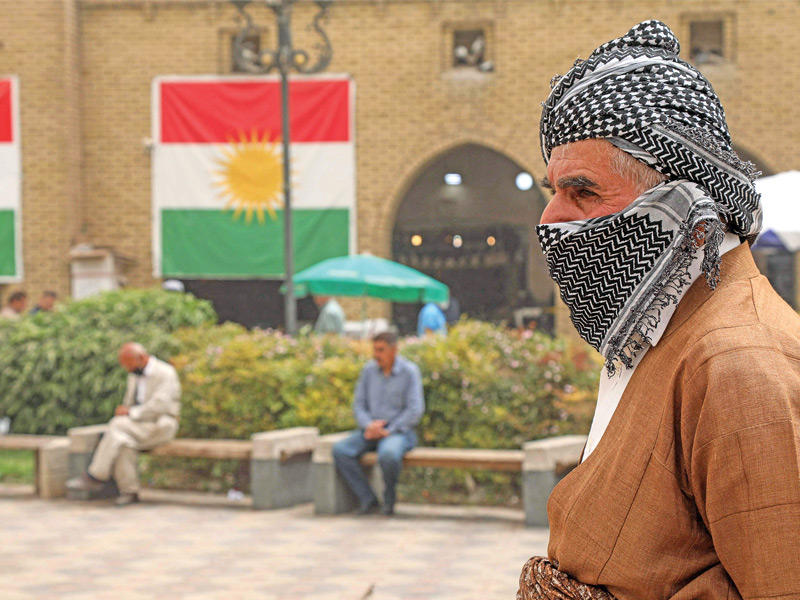 كردي بمحيط قلعة في أربيل عاصمة إقليم كردستان شمال العراق  (أ ف ب)