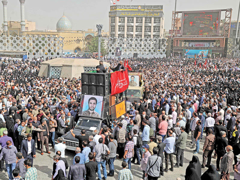 إيرانيون خلال تشييع خدائي في طهران (أ ف ب)