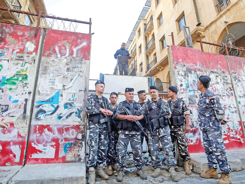 عناصر أمن يغلقون ثغرة فُتحت في السور الذي يحيط بالبرلمان منذ 2020         (أ ف ب)